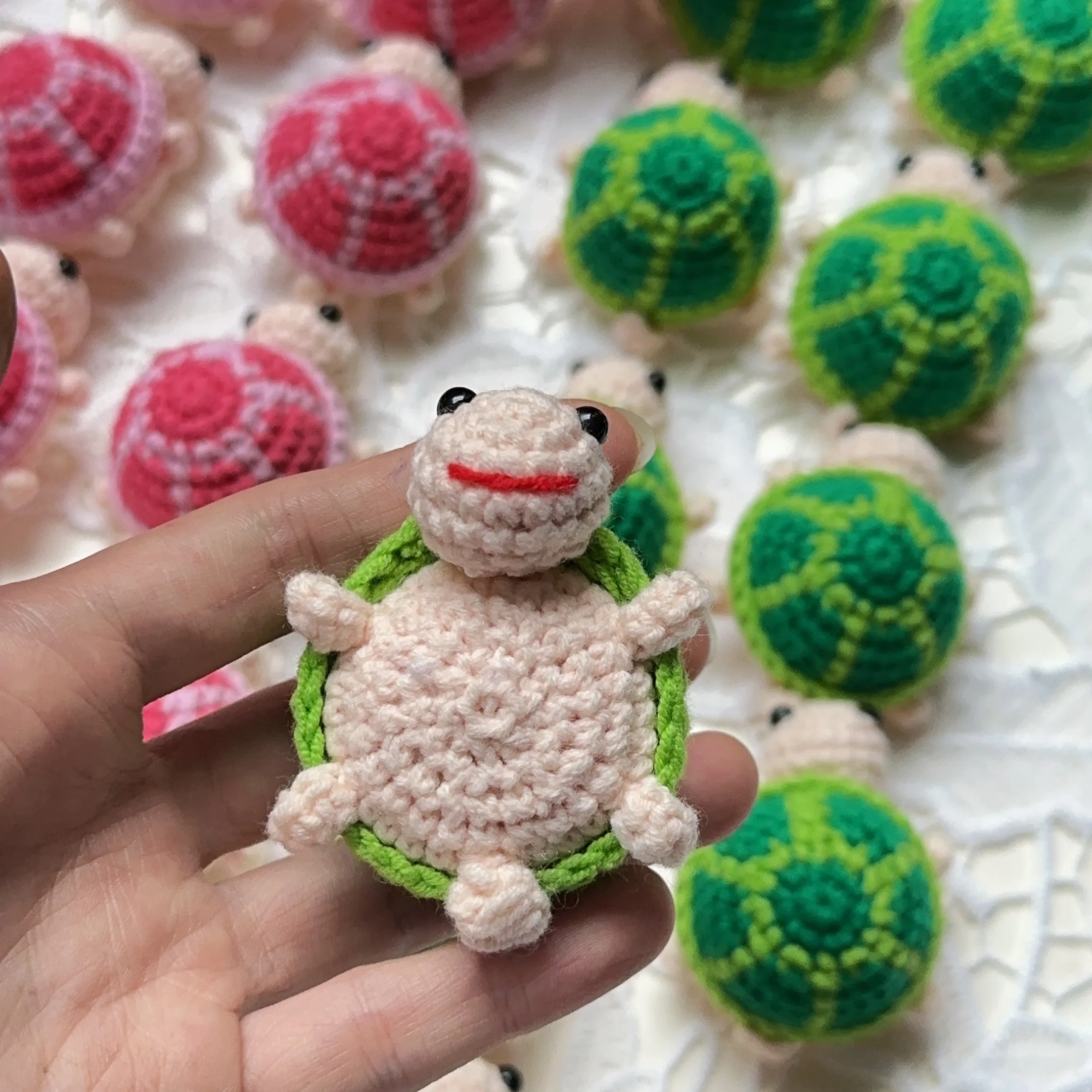 ニットの手作りジュエリーキーホルダー,緑のピンクの小さなカメ