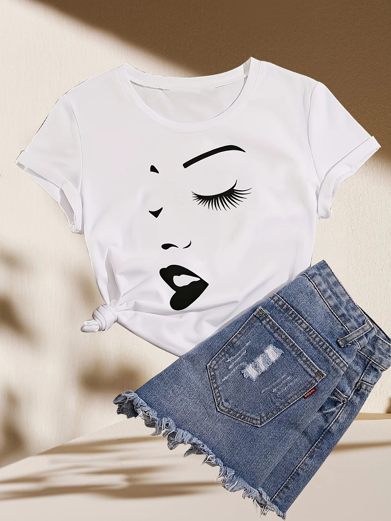 

Finjani Plus Size Casual T-shirt, Women's Plus Abstract Face Print Short Sleeve Round Neck Slight Stretch T-shirt