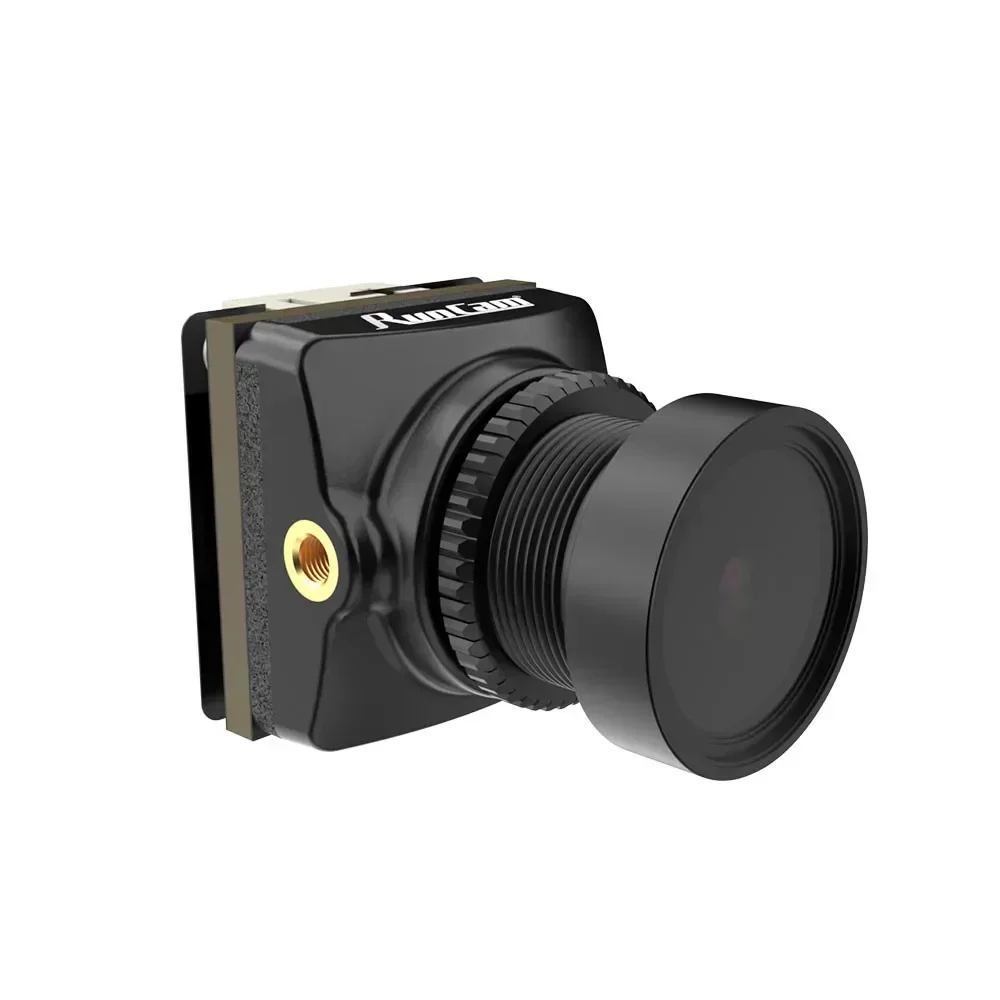 Caméra FPV RunCam Phoenix2 Pro 1500TVL fixée sur un châssis de drone, câbles visibles.
