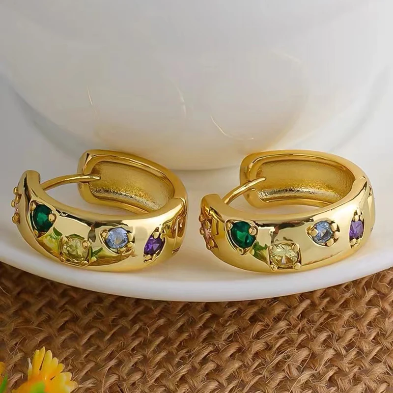 Design Sense Stern-Geometrie, farbige Zirkon-Metall-Rundohrringe, 2024, Modeschmuck, Luxus-Accessoires für Frauen und Mädchen – Detail 5
