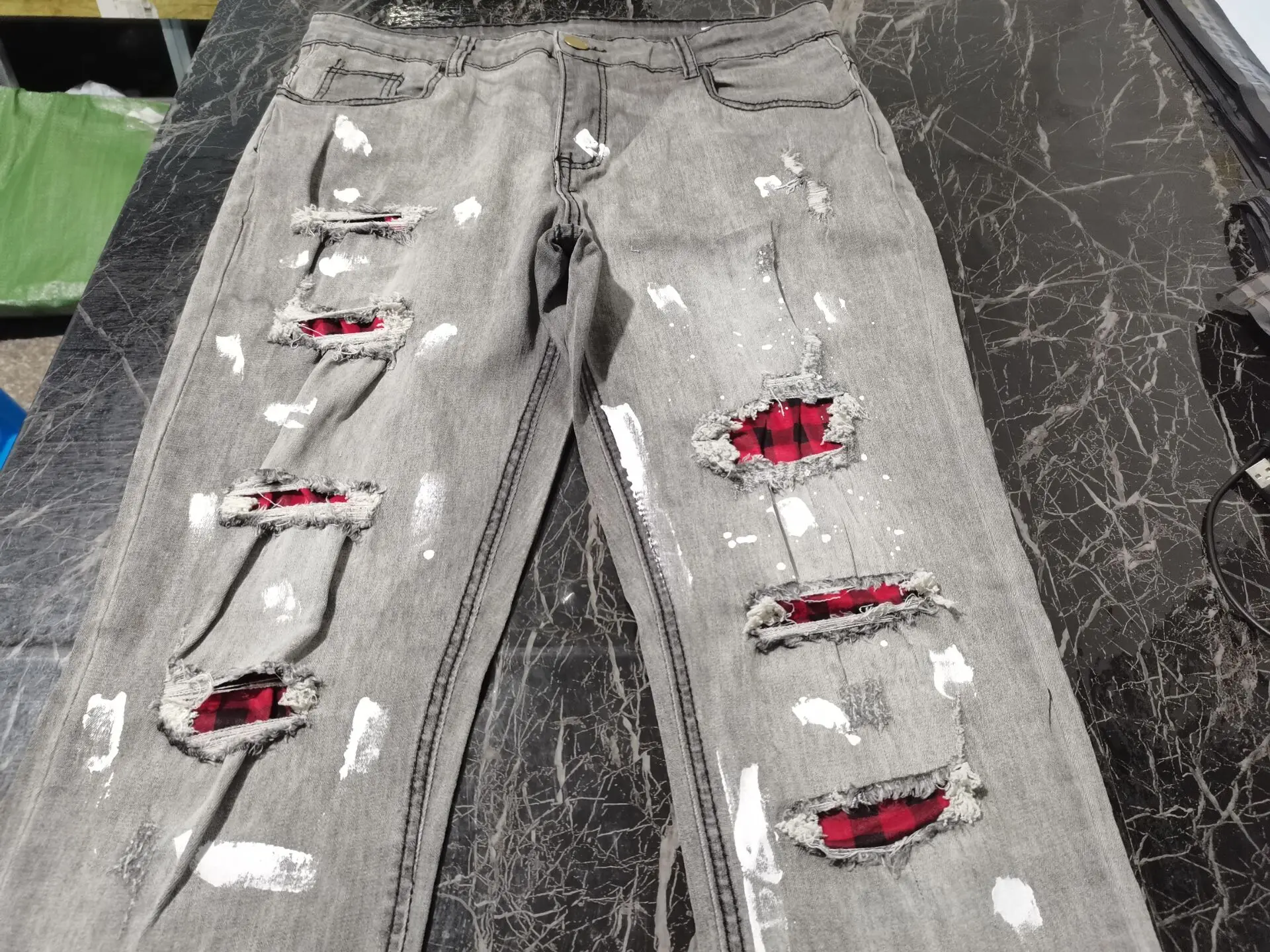 Рисунок 6 - Модные мужские джинсы 2023