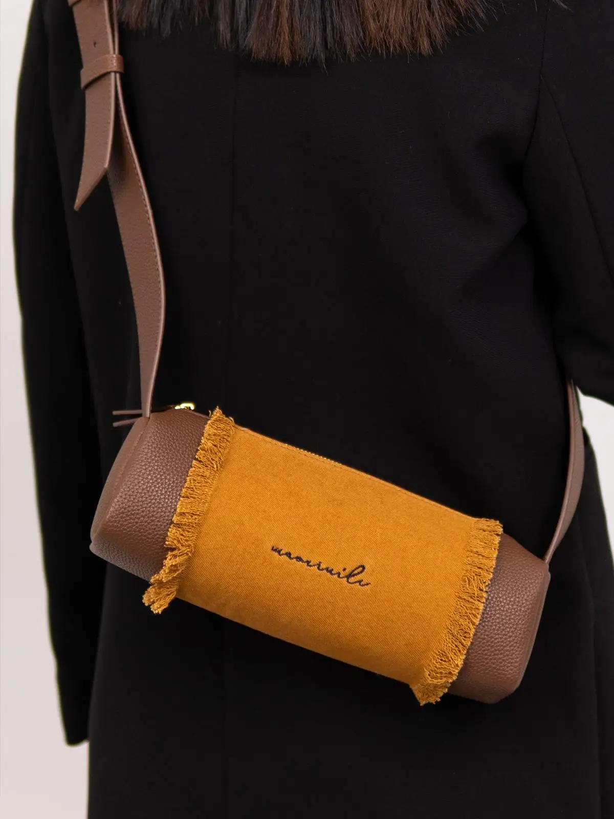 thumbnail image 1 of Bolso de lona retro con borlas y diseño de patchwork, cilíndrico, de un solo hombro, para mujer, sencillo, informal, versátil, tipo bandolera, 1 of 5