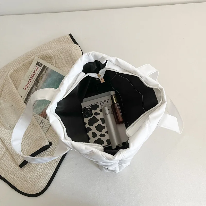 New Fashionable Flow Large Capacity Casual Lightweight Nylon Handbag Ladies Fashionable Street One Shoulder Package