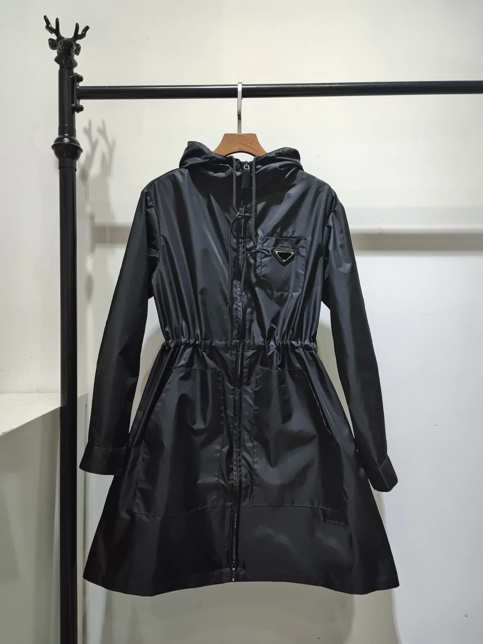 

Recycled nylon series in the long trench coat, the inner drawstring waist design, high and thin also match