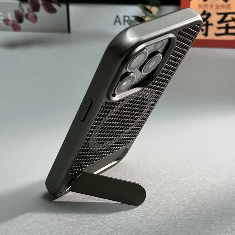 Magnetic Cooling Phone Case with Heat Dissipation and Matte Shockproof Design