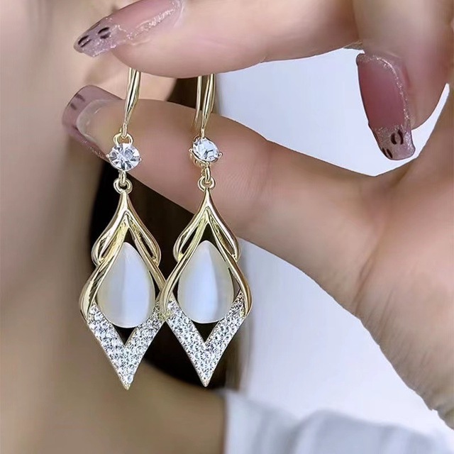 Clover Temperament Drop Earrings Four Petal Flower Zircon Pendant Earrings For Women Girl Fashion Korean Jewelry Earrings