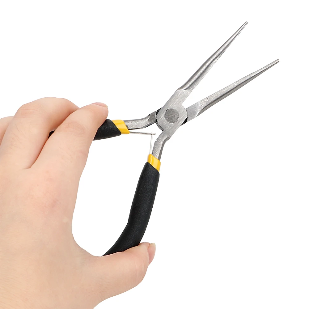 Mâchoires crantées de la pince à bec long 45# pour serrer et maintenir les fils.
