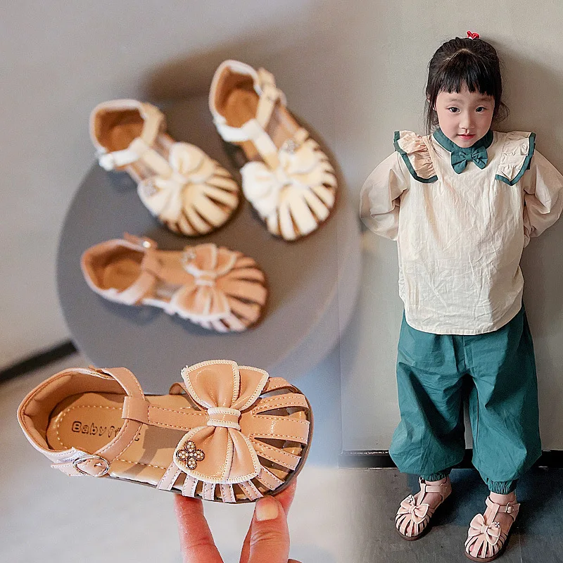 

Сандалии с закрытыми пальцами для девочек, летняя Новинка 2024, детские модные сандалии принцессы с бантом и стразами, элегантные темпераментные