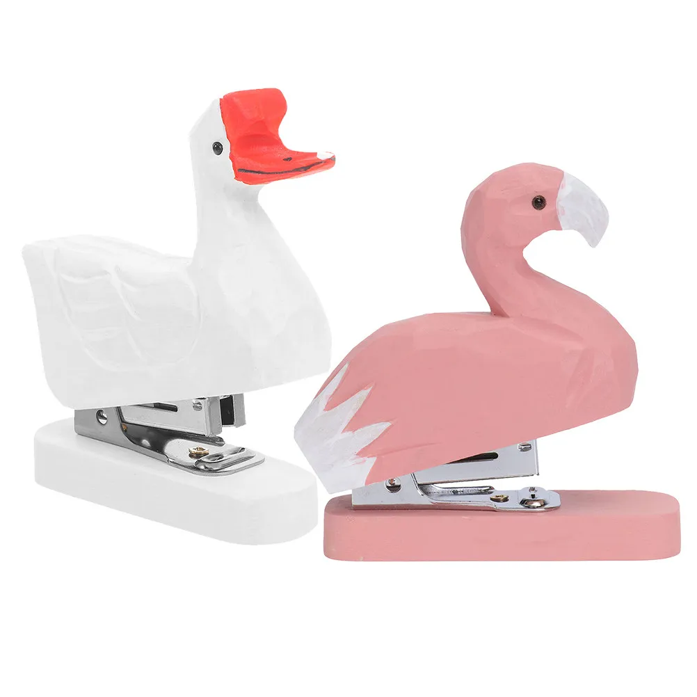 2Pcs 동물 나무 스테이플러 휴대용 미니 사무실 스테이플러 귀여운 책상 액세서리 학교 홈 오피스 용품 여성을위한 재미있는 선물