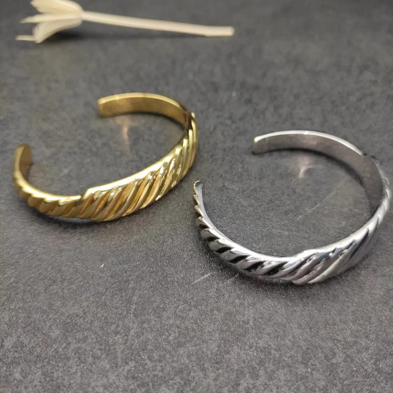 

2023 DY New High Quality Classic Fashion Retro Wave Silver Gold Bangle Everyday Match