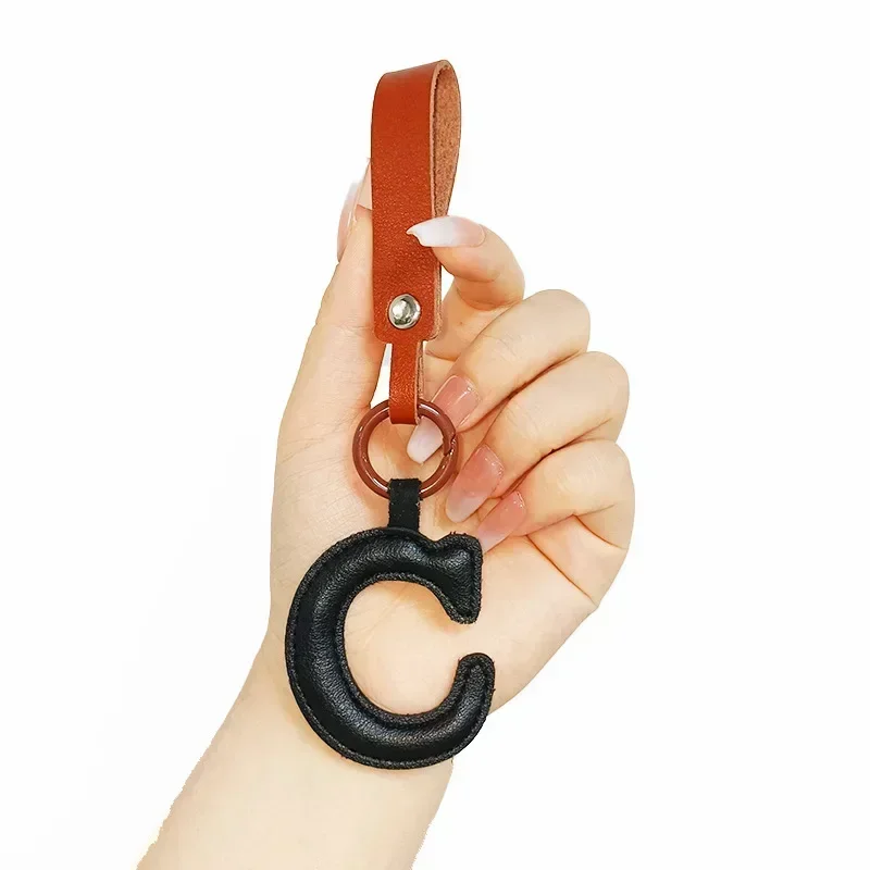 LLavero de cuero PU con alfabeto de A a la Z, dijes de 26 letras iniciales, colgante para teléfono de Color caramelo, llavero de coche, anillo de regalo