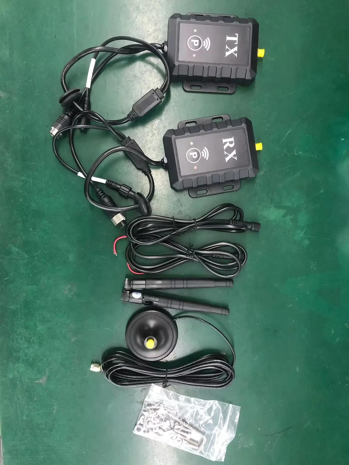 Car AHD wireless HD video transmitter and receiver, suitable for trucks below 1080p, camping trailers, with trailer cameras