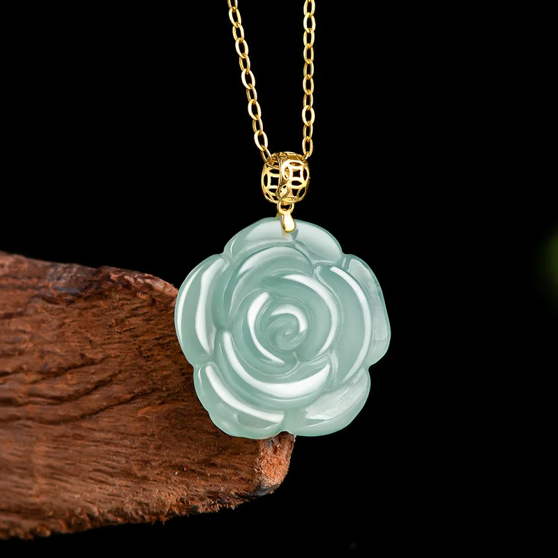 

Mai Chuang/18K Gold Inlaid Burmese Natural Blue Water Carved Roses Necklace Pendant Fashion Fine Jewelry Ladies Boutique Gift