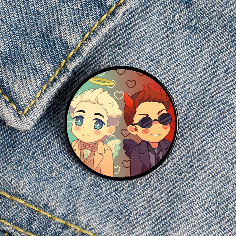 Good Omens Anstecknadel Aziraphale & Crowley - 6x4,5 Cm Metall Pin Mit Goldkette