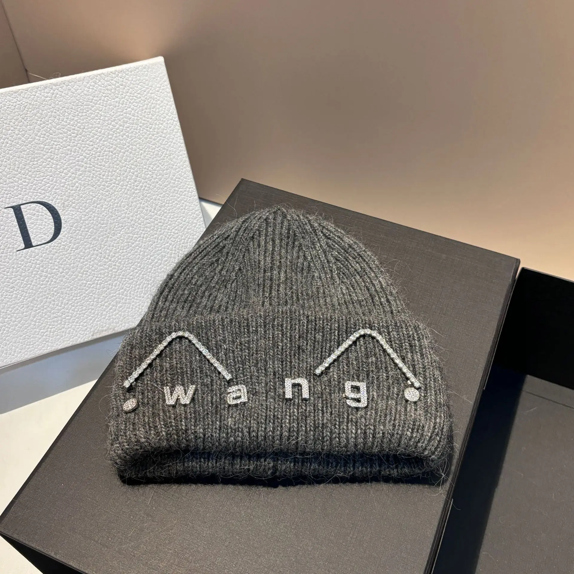 Inverno nuove lettere Wang orecchie di gatto carino pelliccia di coniglio cappello lavorato a maglia berretto caldo addensato all'aperto femminile
_voghion.com