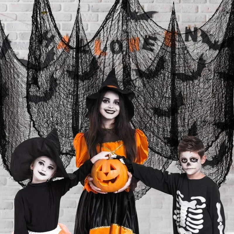 Schwarze Halloween-Gaze, Horror, Spukhaus-Dekoration, schwarzes Netz, gruseliges Tuch, Zuhause, Terrasse, Garten, Wand, Gaze, Terror, Szene, Requisite – Detail 1