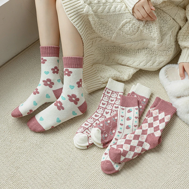 

5 pairs of strawberry sweet love girl socks, women's medium tube socks, cute fruit pink cotton casual socks