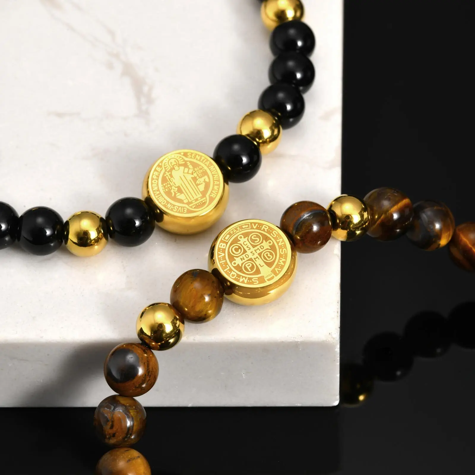 Heiliger Benedikt-Perlenarmbänder für Männer und Frauen, goldfarbenes Edelstahl-Armband mit runden Charms, christliches religiöses Schmuckgeschenk