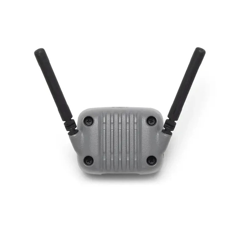 Utilisation du DJI Neo 2 en extérieur avec un drone, affichant une liaison vidéo claire. Achetez l'Émetteur-récepteur numérique DJI Neo 2 pour une transmission vidéo faible latence.