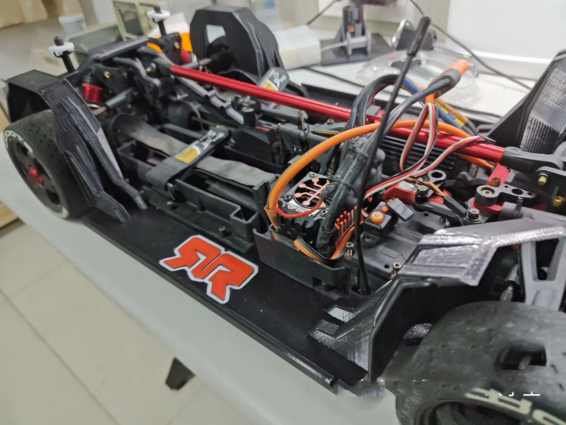 Garde-boue ARRMA Infraction V2 6S BLX monté sur châssis de voiture RC, protection contre les projections