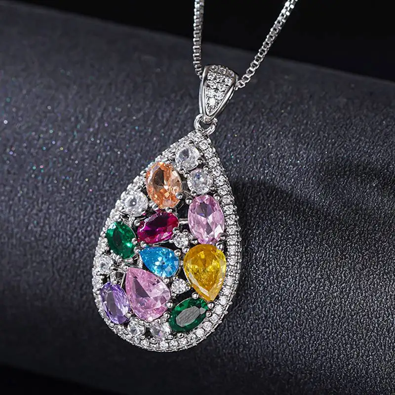Huitan Funkelnde Damen-Anhänger-Halskette mit mehrfarbigen, hellen CZ-Steinen, elegantes, vielseitiges Accessoire für Hochzeiten und Partys.