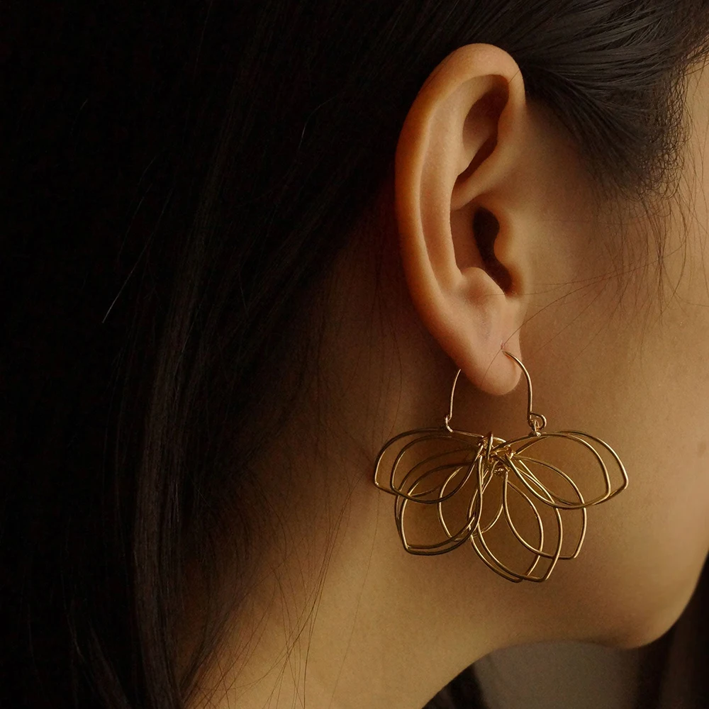 Charm Oversize Metal Flower Shape Hoop Earrings 18K Gold Plated Waterproof PVD Huggie Ear Buckle Vintage Jewelry Gift Wholesale