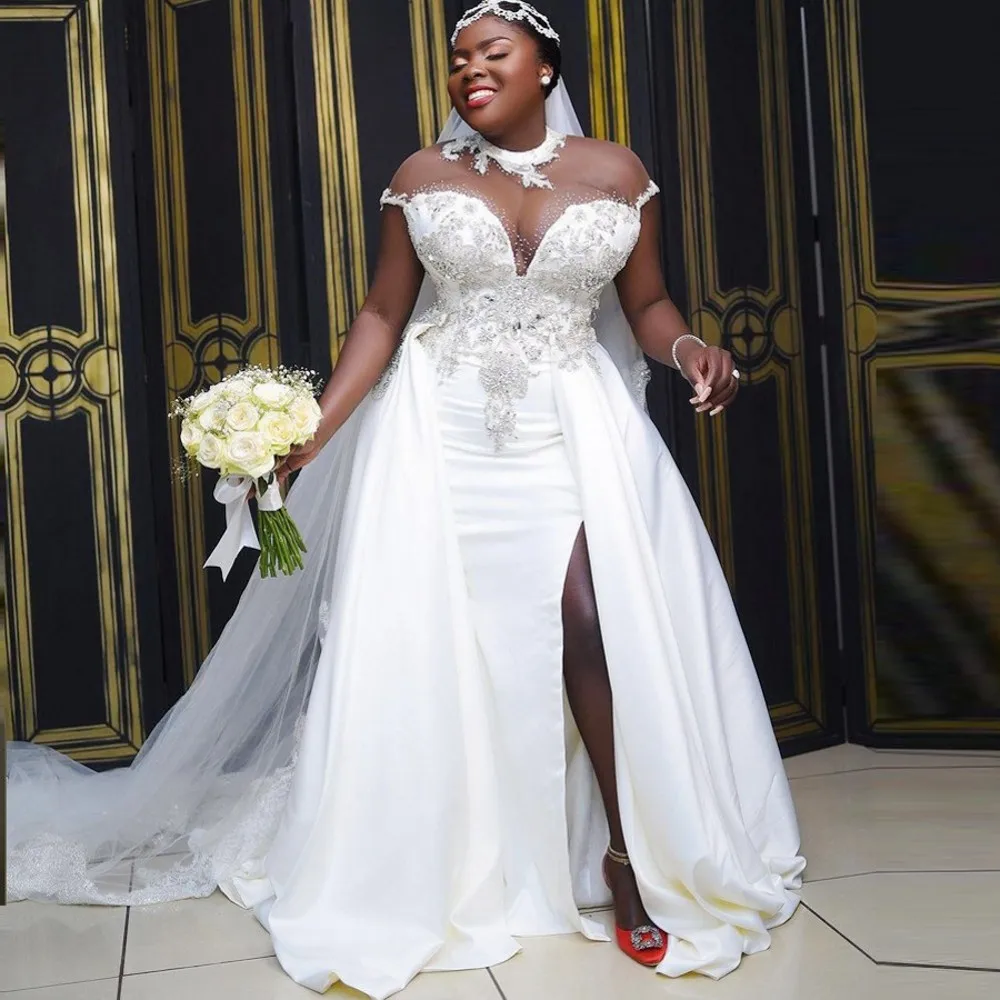 

Платье свадебное с круглым вырезом, аппликацией и бусинами