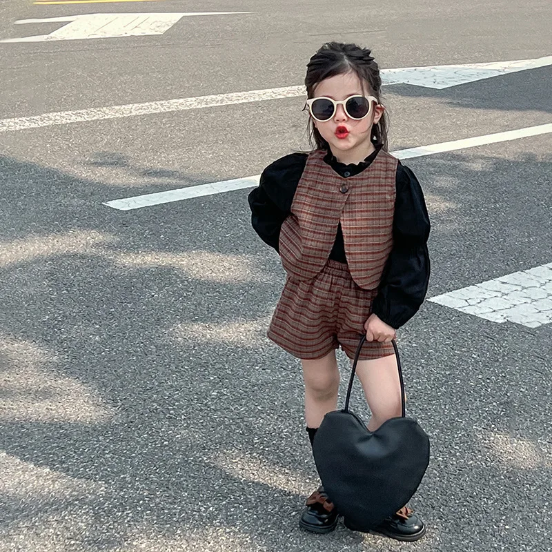 

Girls' Retro Set 2023 Autumn New Girls' Fashionable Plaid Vest Shorts Set Children's Shirt Trend