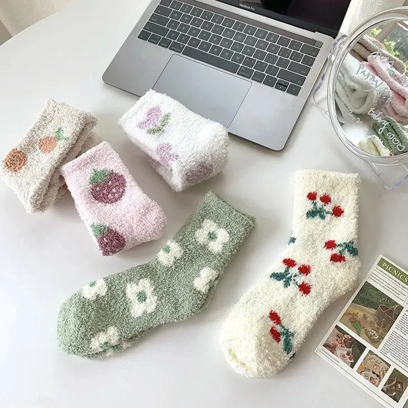 Frauen Socken kawaii niedlichen Erdbeer Kirsch blumen Winter verdicken warme Weich korallen Fleece Thermal Homewear Boden Schlafs ocken
