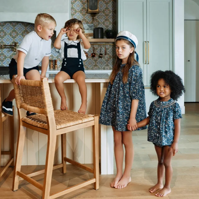 Collection Boutique Eden AS 2026SS : Robes et Jupes Fleuries Smockées pour Filles, Chemises Blanches et Shorts Bleu Marine pour Garçons 1