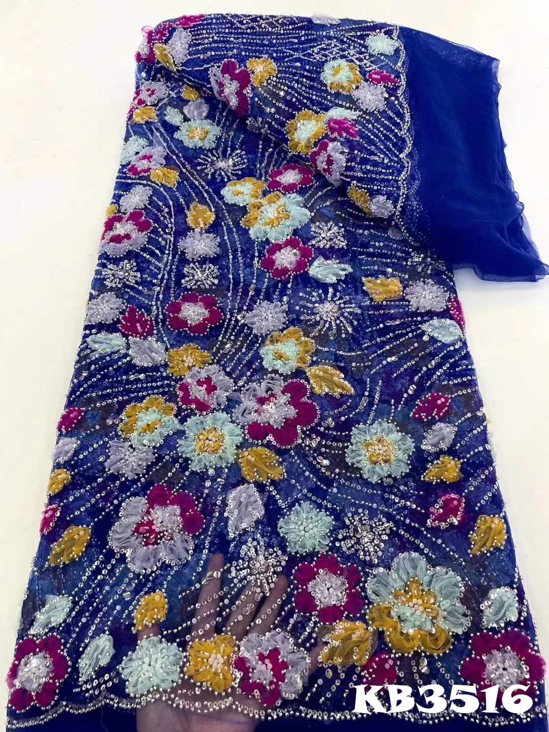 Рисунок 2 - Роскошная кружевная ткань с 3d цветами и бисером