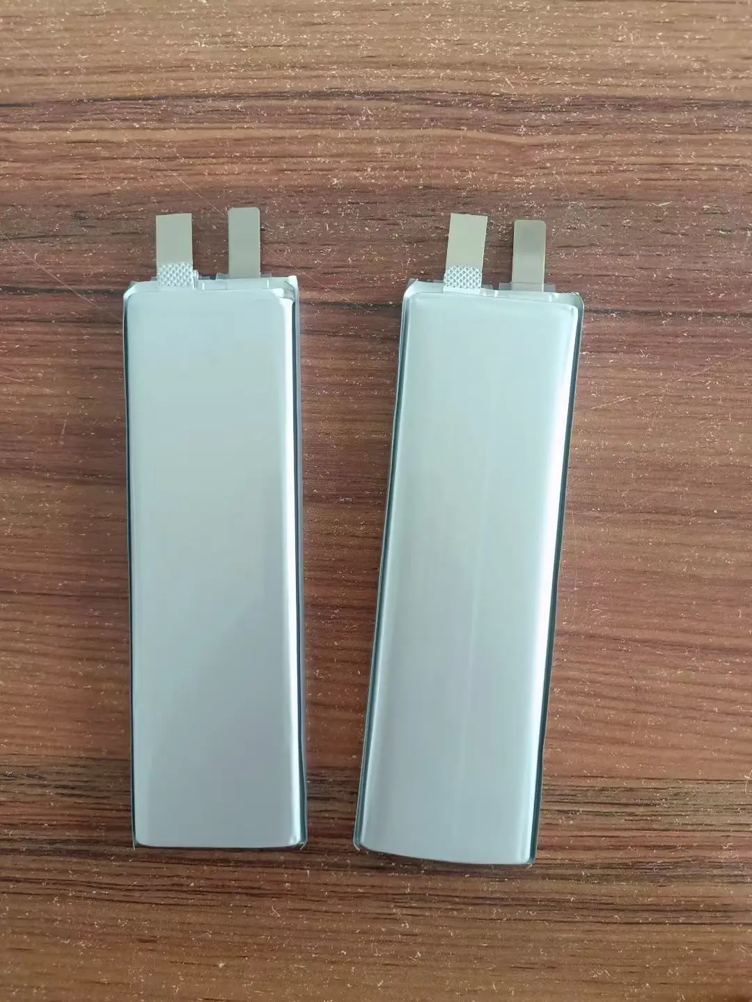 Batterie LiHv 5200mAh 3.8V tenue en main, montrant sa taille compacte