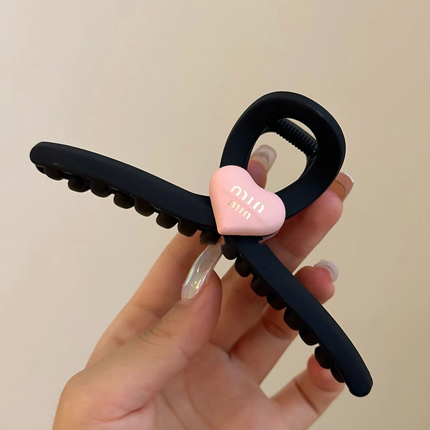 Рисунок 5 - Заколка для волос Y2K в форме сердца большого размера