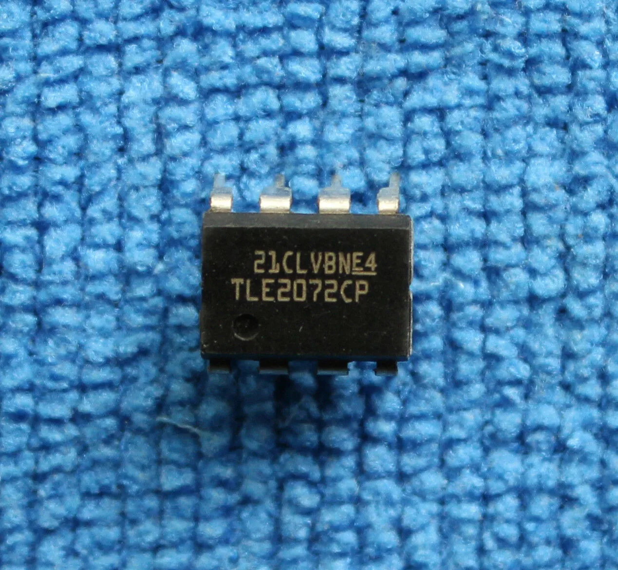 

1 шт. 100% новый и оригинальный TLE2072CP DIP-8
