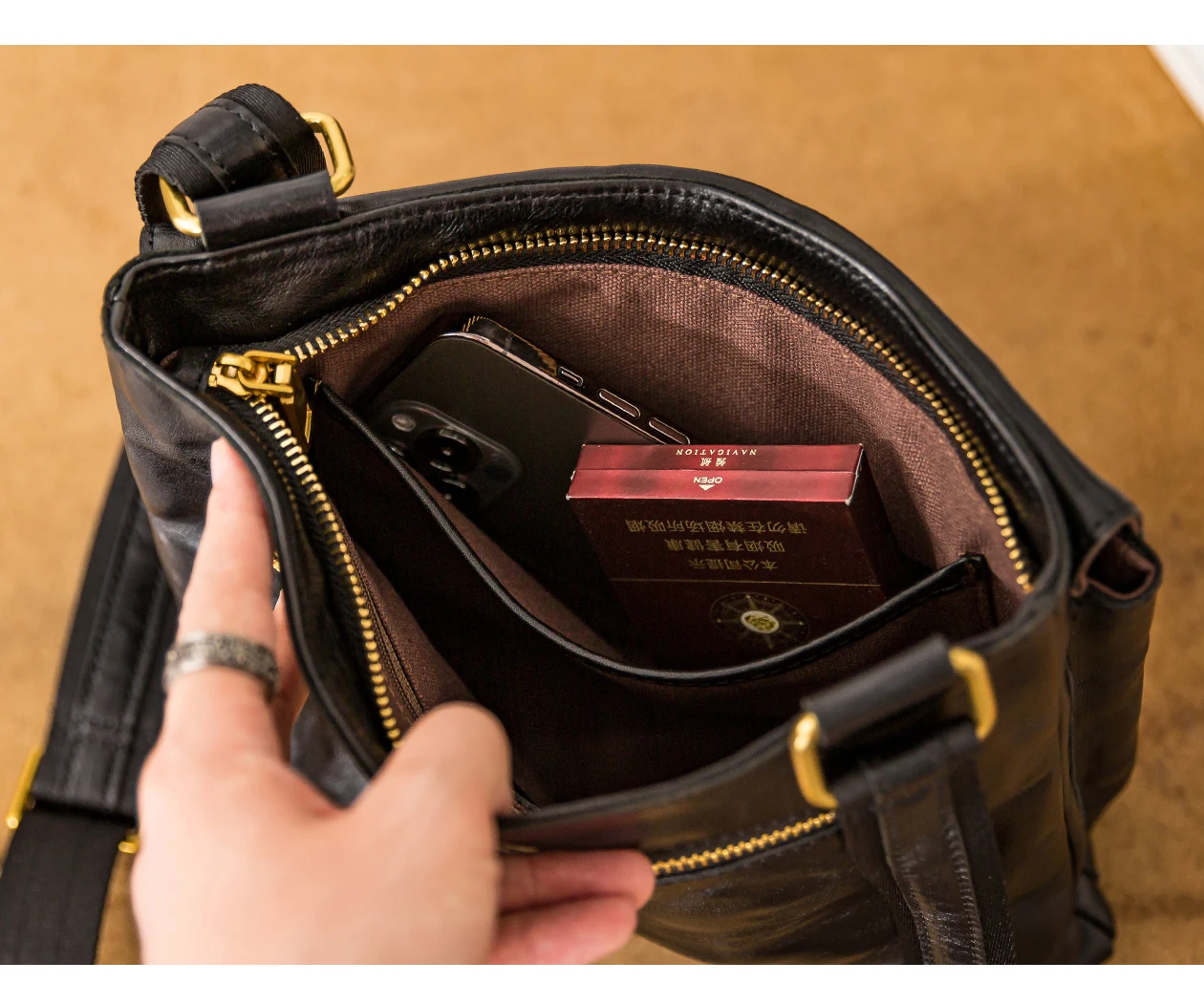 PNDME lässige Vintage-Umhängetasche aus hochwertigem Echtleder für Herren, Outdoor-Reisetasche, luxuriöse Pendler-Umhängetasche aus Rindsleder – Detail 16