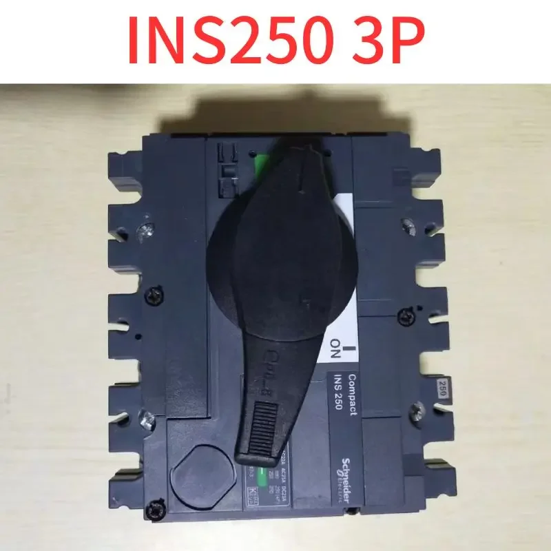 

Б/у изоляционный переключатель INS250 3P