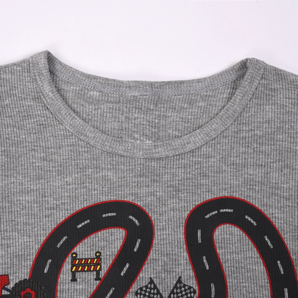 طقم بيجامة ضيقة للأولاد بأكمام طويلة بنمط مسار السباق باللون الرمادي، مناسبة للأعمار من 3 إلى 9 سنوات