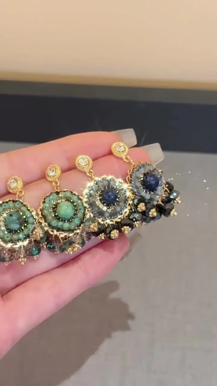 Массивные серьги Ajojewel со стеклянными кристаллами и бисером зеленые/синие