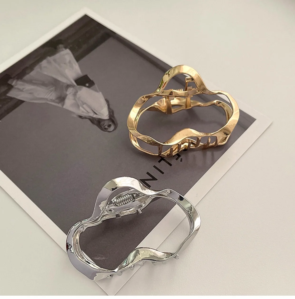 Ruoshui Woman Irregular Geometry Metal Hair Claw Crab Barrettes Hairgrip Simple Sense of Luxury Hair Clips Girls Hairpins