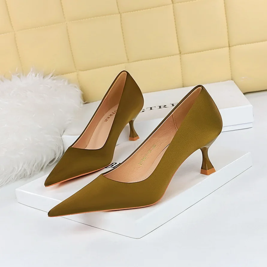 thumbnail image 1 of Zapatos de tacón alto de copa de vino sencillos y versátiles de moda de primavera y otoño, zapatos de mujer de boca baja con punta de seda y tacón medio, 1 of 5