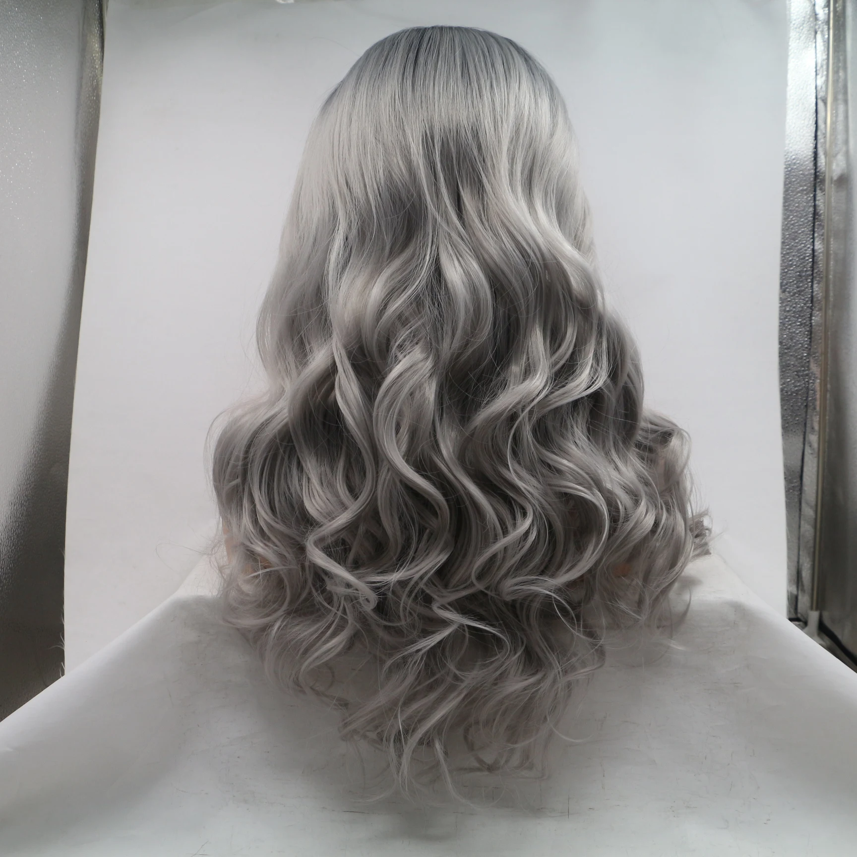 Рисунок 2 - Женский длинный парик серого цвета с эффектом омбре