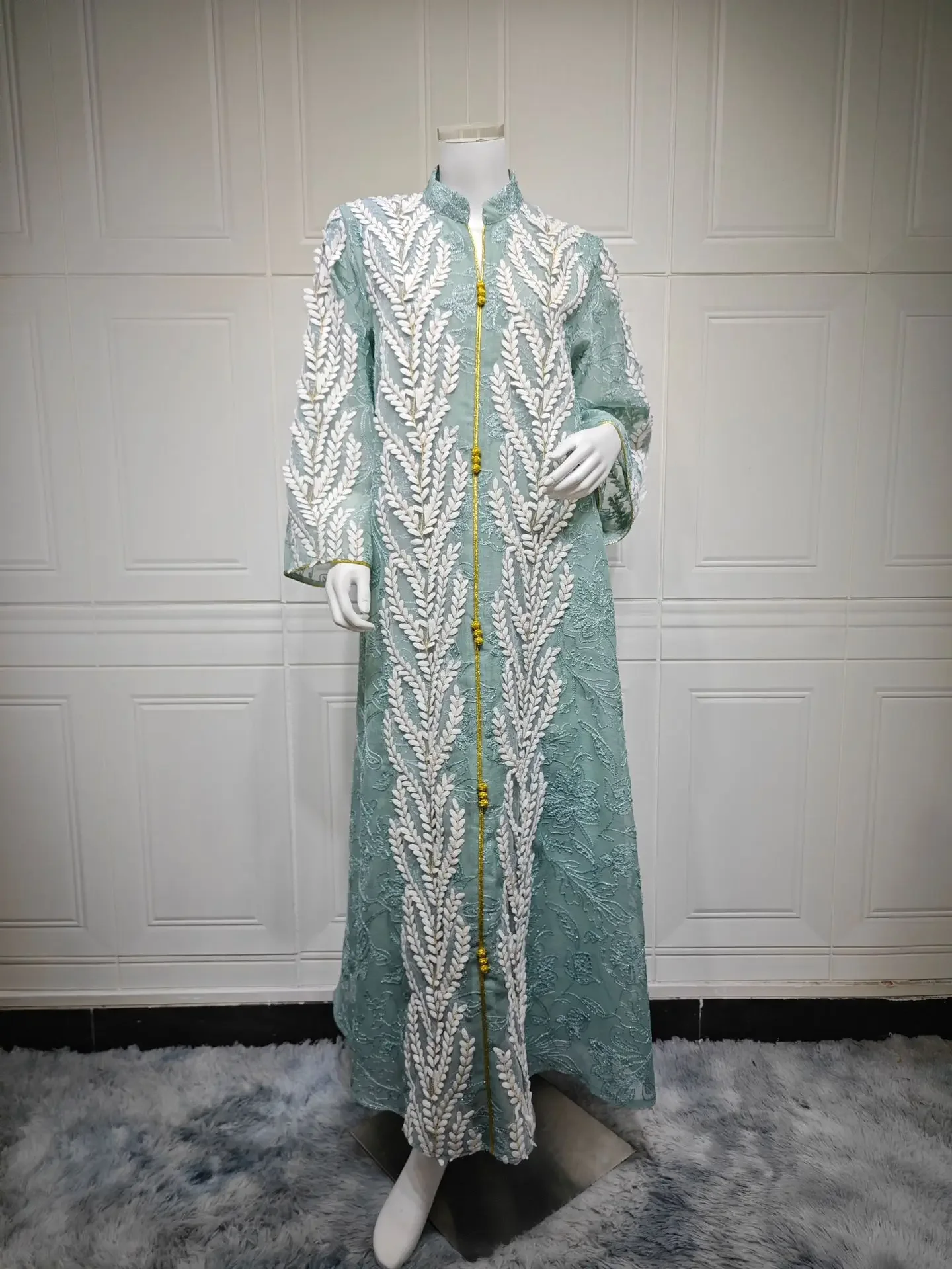 جلابية طويلة بتطريز بارز وقصة واسعة