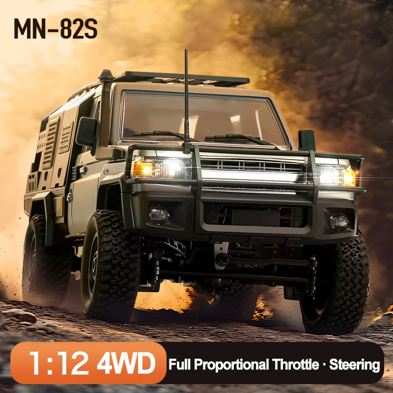 MN82T Crawler RC 1/12 4WD noir en action sur des rochers