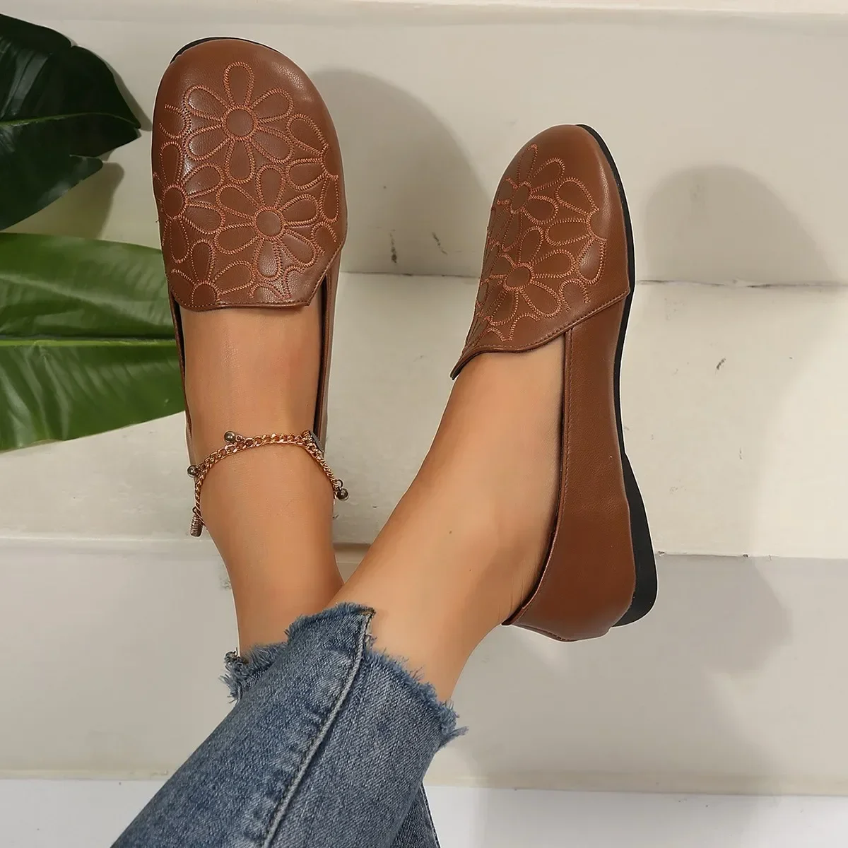 Fashion Single Shoes for Women in Autumn New Style Embroidered Shallow Flats Ethnic Style Retro Women's Shoes