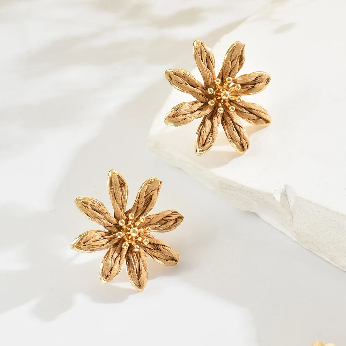 Bohemia Trendy Sweet Daisy Flower Rattan Knit Stud Earrings for Women Handmade Colorful Raffia Flowers Earrings Summer Jewelry