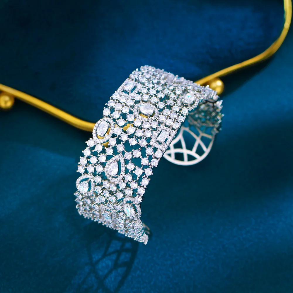 Pera Luxury Dubai Gold Color Shiny Cubic Zirconia Large Wide Open Cuff Bangle for Women Statement Hand Wear Banquet Jewelry Z084