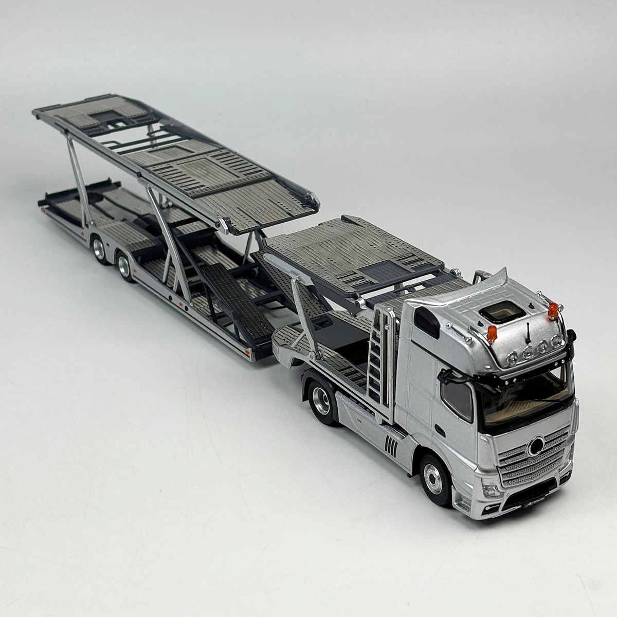 1/64 Unique Model ベンツアクトロストレーラーシルバー