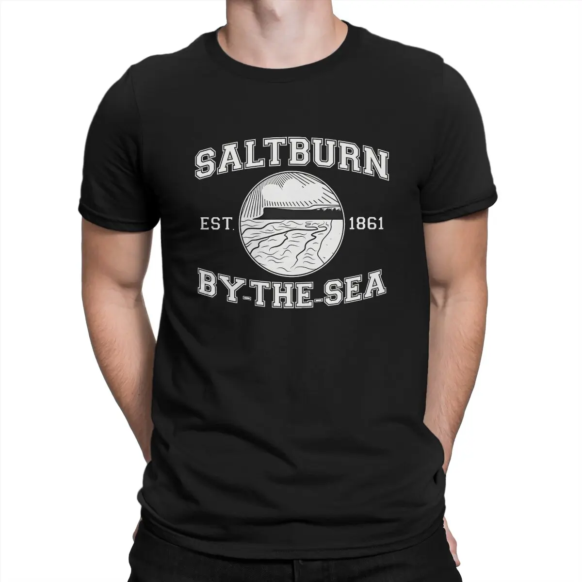 thumbnail image 1 of Camiseta creativa Saltburn NDVH By The Sea Est. 1861 (estampado blanco), cuello redondo, hip hop, regalos de cumpleaños, ropa urbana., 1 of 7