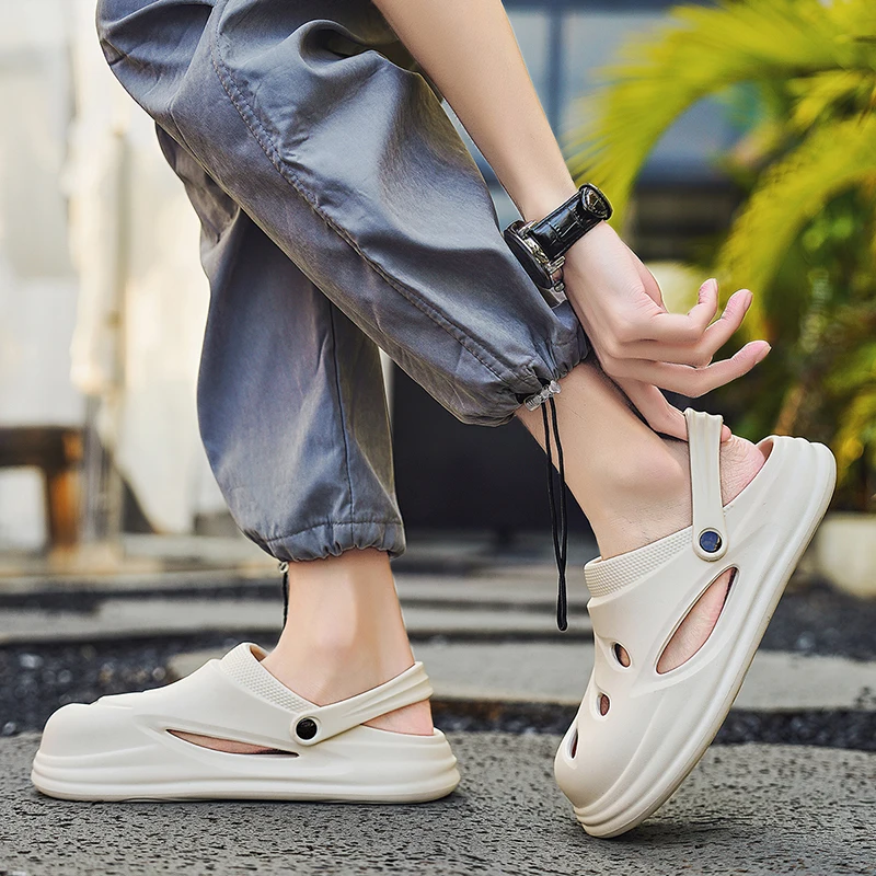 Men's Shoes Cut-out Fashion Bread Shoes Summer Casual Beach Sandals Outdoor Soft Men's Flip Flops Light Bathroom Slippers