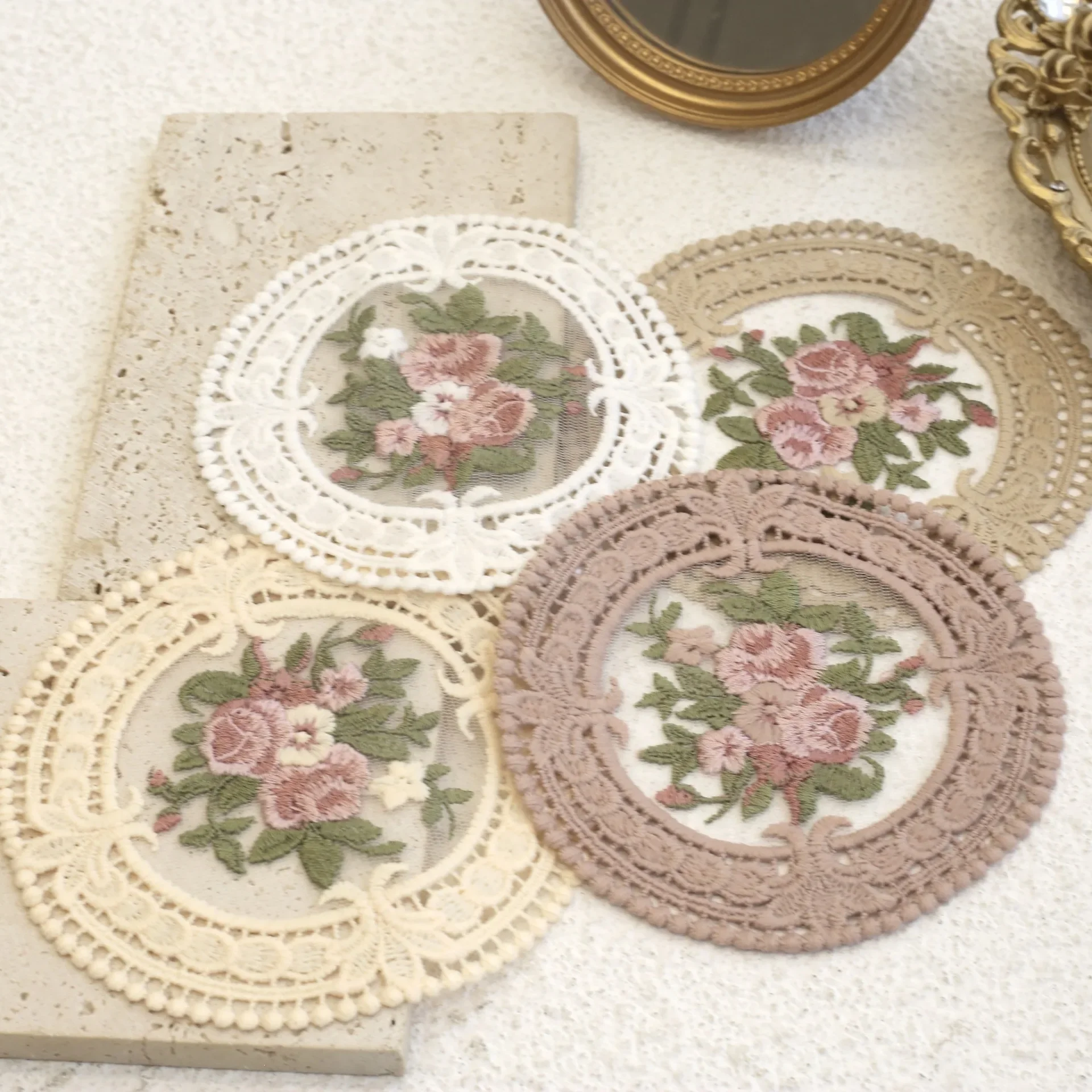 

INS French Vintage Embroidered Flower Coasters Round Lace Openwork Embroidery Heat Insulating Coasters Placemats Home Decoration